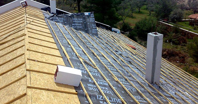 Agora EPDM Kauçuk Çatı – OSB üzerine serilmiş nefes alan su yalıtım örtüsü ve çıtalama